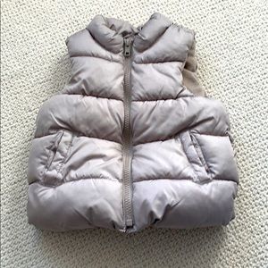 Old Navy Frost Free Gray Puffer Vest. 18-24 mths.